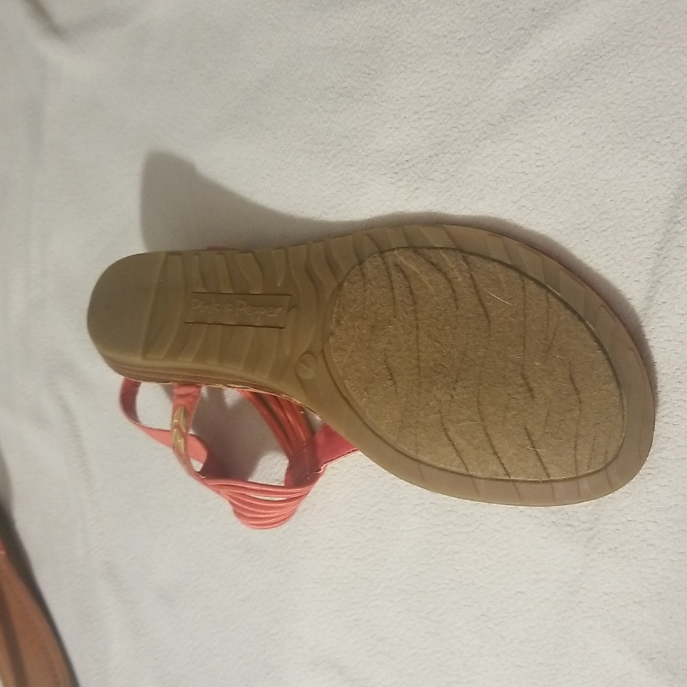 Pink & Pepper Sandels, coral with gold accents, size 7 - Picture 4 of 5